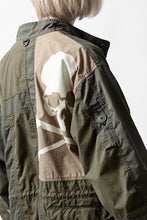Load image into Gallery viewer, mastermind WORLD x ALPHA INDUSTRIES M-65 MODS COAT - CRAZY PANELED (OLIVE)