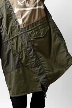 Load image into Gallery viewer, mastermind WORLD x ALPHA INDUSTRIES M-65 MODS COAT - CRAZY PANELED (OLIVE)