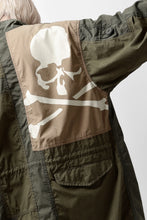 Load image into Gallery viewer, mastermind WORLD x ALPHA INDUSTRIES M-65 MODS COAT - CRAZY PANELED (OLIVE)