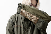Load image into Gallery viewer, mastermind WORLD x ALPHA INDUSTRIES M-65 MODS COAT - CRAZY PANELED (OLIVE)