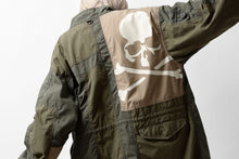 Load image into Gallery viewer, mastermind WORLD x ALPHA INDUSTRIES M-65 MODS COAT - CRAZY PANELED (OLIVE)
