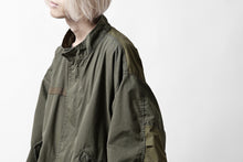 Load image into Gallery viewer, mastermind WORLD x ALPHA INDUSTRIES M-65 MODS COAT - CRAZY PANELED (OLIVE)