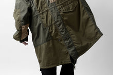 Load image into Gallery viewer, mastermind WORLD x ALPHA INDUSTRIES M-65 MODS COAT - CRAZY PANELED (OLIVE)