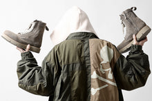 Load image into Gallery viewer, mastermind WORLD x ALPHA INDUSTRIES M-65 MODS COAT - CRAZY PANELED (OLIVE)