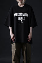 Load image into Gallery viewer, mastermind WORLD JUSTICE TEE / BOXY FIT (BLACK)