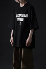 Load image into Gallery viewer, mastermind WORLD JUSTICE TEE / BOXY FIT (BLACK)