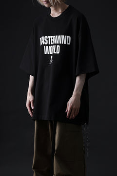 Load image into Gallery viewer, mastermind WORLD JUSTICE TEE / BOXY FIT (BLACK)