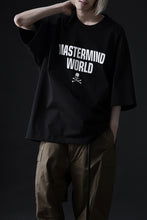 Load image into Gallery viewer, mastermind WORLD JUSTICE TEE / BOXY FIT (BLACK)