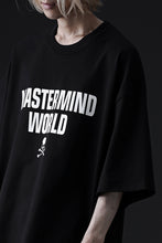 Load image into Gallery viewer, mastermind WORLD JUSTICE TEE / BOXY FIT (BLACK)