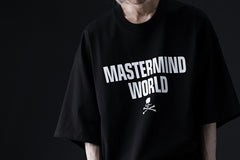 Load image into Gallery viewer, mastermind WORLD JUSTICE TEE / BOXY FIT (BLACK)