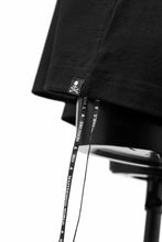 Load image into Gallery viewer, mastermind WORLD JUSTICE TEE / BOXY FIT (BLACK)