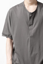 画像をギャラリービューアに読み込む, Hannibal. Hidden Button Placket T-Shirt / adrian 111. (STONE)