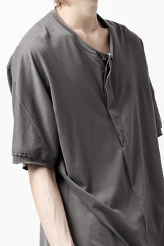 画像をギャラリービューアに読み込む, Hannibal. Hidden Button Placket T-Shirt / adrian 111. (STONE)