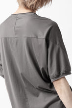 画像をギャラリービューアに読み込む, Hannibal. Hidden Button Placket T-Shirt / adrian 111. (STONE)
