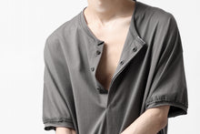 画像をギャラリービューアに読み込む, Hannibal. Hidden Button Placket T-Shirt / adrian 111. (STONE)