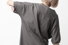 画像をギャラリービューアに読み込む, Hannibal. Hidden Button Placket T-Shirt / adrian 111. (STONE)