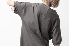 画像をギャラリービューアに読み込む, Hannibal. Hidden Button Placket T-Shirt / adrian 111. (STONE)