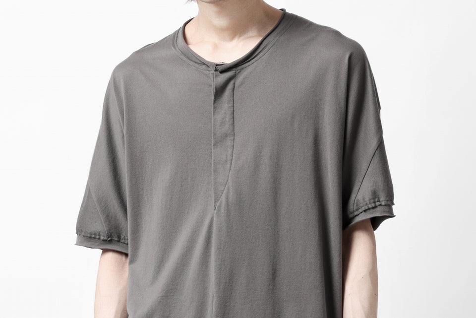 画像をギャラリービューアに読み込む, Hannibal. Hidden Button Placket T-Shirt / adrian 111. (STONE)