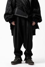 画像をギャラリービューアに読み込む, SOSNOVSKA RESTRAINED CUTED PANTS (BLACK)