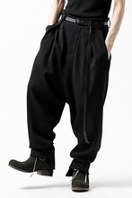 画像をギャラリービューアに読み込む, SOSNOVSKA RESTRAINED CUTED PANTS (BLACK)