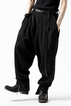 画像をギャラリービューアに読み込む, SOSNOVSKA RESTRAINED CUTED PANTS (BLACK)