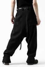画像をギャラリービューアに読み込む, SOSNOVSKA RESTRAINED CUTED PANTS (BLACK)