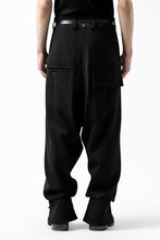 画像をギャラリービューアに読み込む, SOSNOVSKA RESTRAINED CUTED PANTS (BLACK)