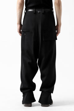 画像をギャラリービューアに読み込む, SOSNOVSKA RESTRAINED CUTED PANTS (BLACK)