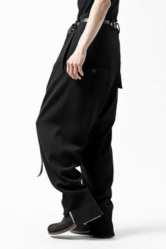 画像をギャラリービューアに読み込む, SOSNOVSKA RESTRAINED CUTED PANTS (BLACK)