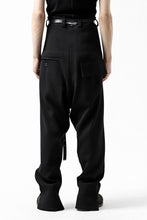 画像をギャラリービューアに読み込む, SOSNOVSKA RESTRAINED CUTED PANTS (BLACK)