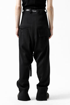画像をギャラリービューアに読み込む, SOSNOVSKA RESTRAINED CUTED PANTS (BLACK)