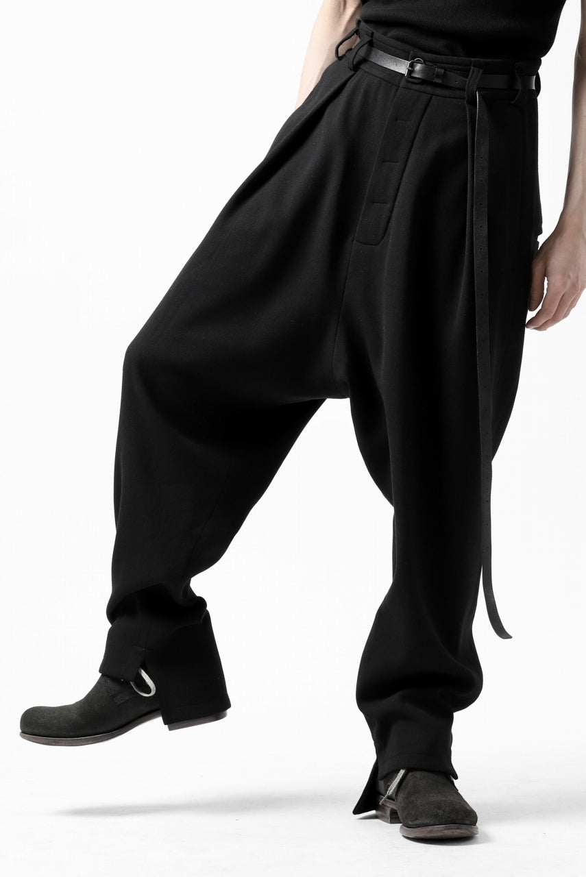 画像をギャラリービューアに読み込む, SOSNOVSKA RESTRAINED CUTED PANTS (BLACK)