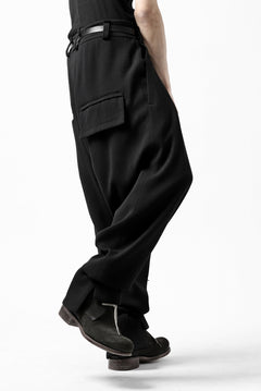 画像をギャラリービューアに読み込む, SOSNOVSKA RESTRAINED CUTED PANTS (BLACK)