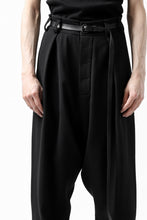 画像をギャラリービューアに読み込む, SOSNOVSKA RESTRAINED CUTED PANTS (BLACK)