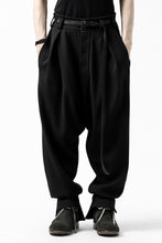 画像をギャラリービューアに読み込む, SOSNOVSKA RESTRAINED CUTED PANTS (BLACK)
