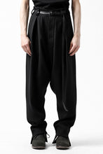 画像をギャラリービューアに読み込む, SOSNOVSKA RESTRAINED CUTED PANTS (BLACK)