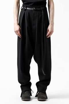画像をギャラリービューアに読み込む, SOSNOVSKA RESTRAINED CUTED PANTS (BLACK)