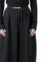 画像をギャラリービューアに読み込む, KLASICA GOSSE TWO TUCKED TROUSERS / LIGHT WEIGHT BLUR STRIPES (INK BLACK)