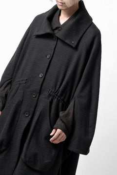 画像をギャラリービューアに読み込む, SOSNOVSKA VOLUMETRIC CAPE COAT (BLACK)