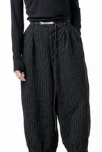 画像をギャラリービューアに読み込む, KLASICA GOSSE TWO TUCKED TROUSERS / LIGHT WEIGHT BLUR STRIPES (INK BLACK)