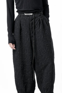 画像をギャラリービューアに読み込む, KLASICA GOSSE TWO TUCKED TROUSERS / LIGHT WEIGHT BLUR STRIPES (INK BLACK)