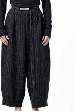 画像をギャラリービューアに読み込む, KLASICA GOSSE TWO TUCKED TROUSERS / LIGHT WEIGHT BLUR STRIPES (INK BLACK)