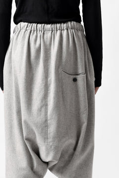 画像をギャラリービューアに読み込む, SOSNOVSKA CASHMERE WHITENED PANTS (LIGHT GREY)