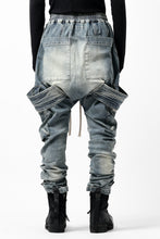 画像をギャラリービューアに読み込む, A.F ARTEFACT FLAP-DETAIL SLIM CARGO PANTS / FADED AGEING DENIM (BLUE)