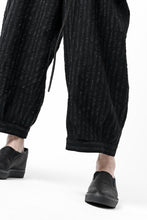 画像をギャラリービューアに読み込む, KLASICA GOSSE TWO TUCKED TROUSERS / LIGHT WEIGHT BLUR STRIPES (INK BLACK)