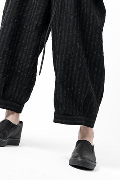 画像をギャラリービューアに読み込む, KLASICA GOSSE TWO TUCKED TROUSERS / LIGHT WEIGHT BLUR STRIPES (INK BLACK)