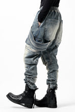 画像をギャラリービューアに読み込む, A.F ARTEFACT FLAP-DETAIL SLIM CARGO PANTS / FADED AGEING DENIM (BLUE)