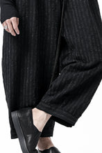 画像をギャラリービューアに読み込む, KLASICA GOSSE TWO TUCKED TROUSERS / LIGHT WEIGHT BLUR STRIPES (INK BLACK)