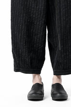 画像をギャラリービューアに読み込む, KLASICA GOSSE TWO TUCKED TROUSERS / LIGHT WEIGHT BLUR STRIPES (INK BLACK)