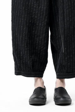 画像をギャラリービューアに読み込む, KLASICA GOSSE TWO TUCKED TROUSERS / LIGHT WEIGHT BLUR STRIPES (INK BLACK)